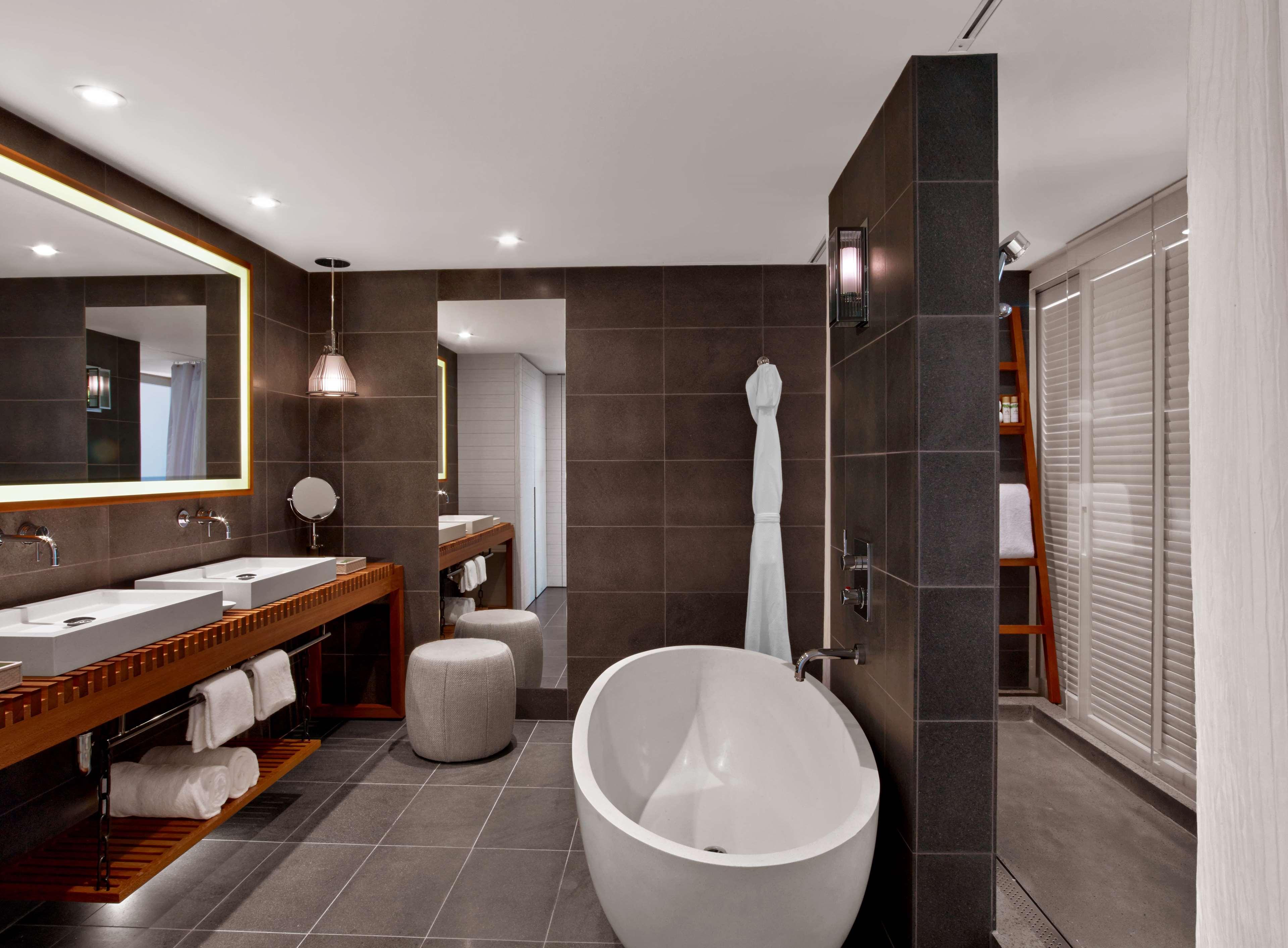 Suite, Partial View