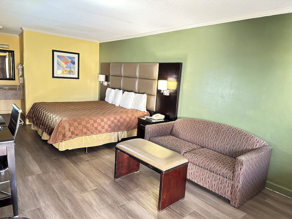 Rodeway Inn and Suites Plymouth Hwy 64 39/55