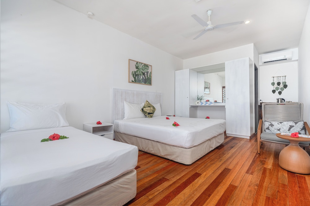 Room, Twin Beds, 1 King and 1 Single Beds, Ocean View