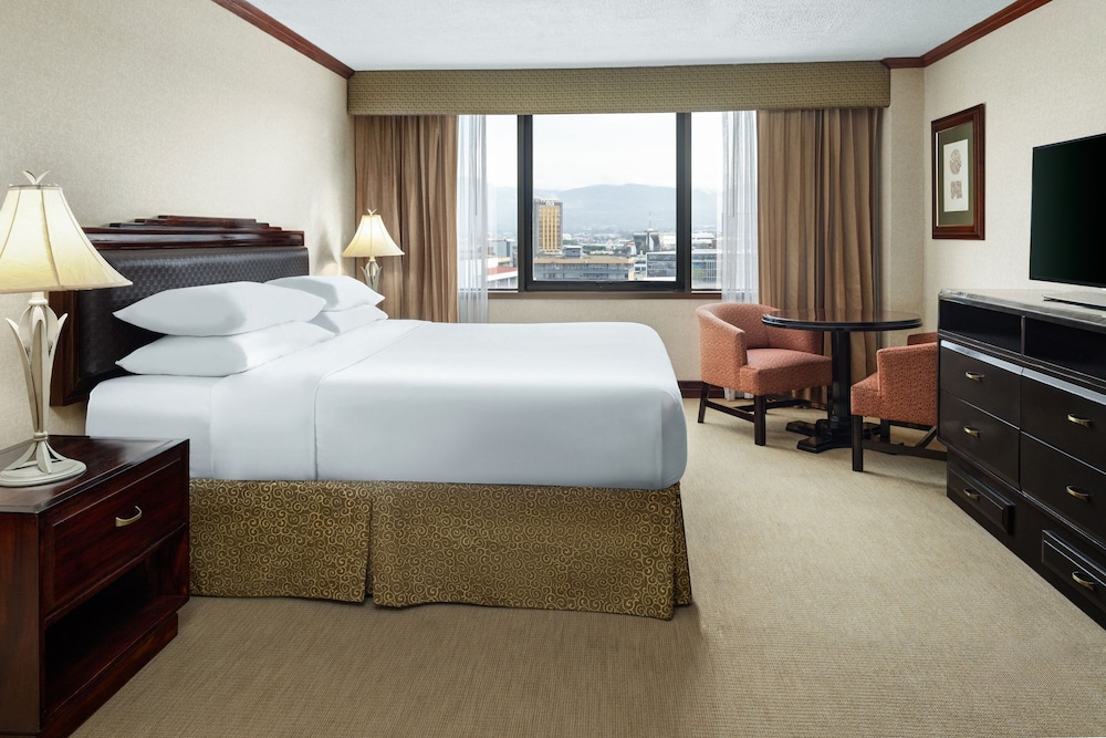 غرفة قياسية بسرير كينج بإطلالة على المدينة، Delta Hotels by Marriott San Jose Aurola 4/4