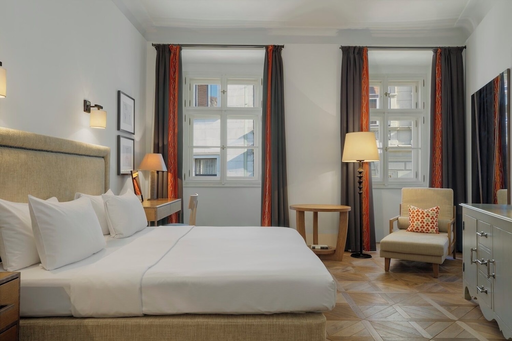 Deluxe, King Bed, Church View