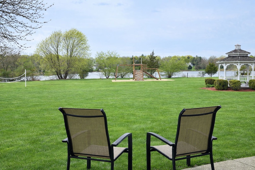 Riverview Inn & Suites 55/69