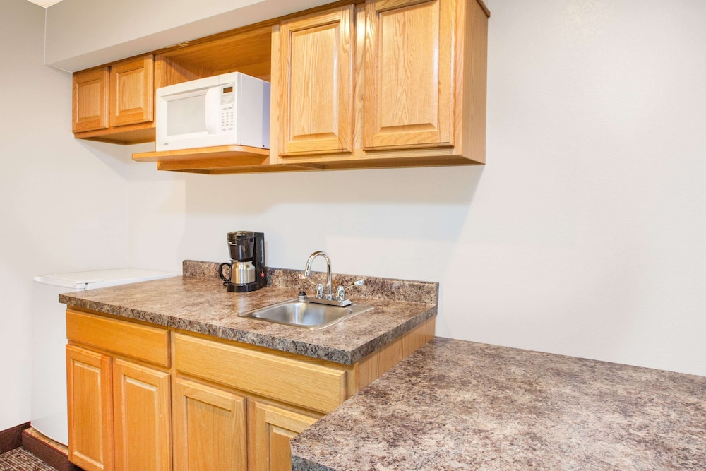 Super 8 by Wyndham West Branch 16/18