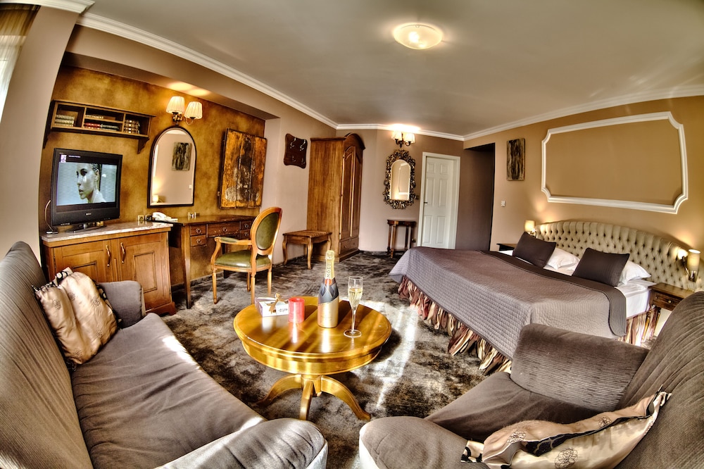 Meg Lozenetz Hotel 44/62