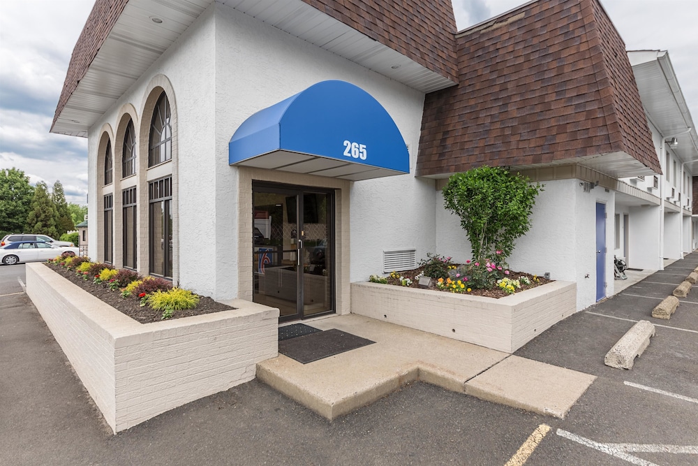 Motel6 Warminster, PA 43/48