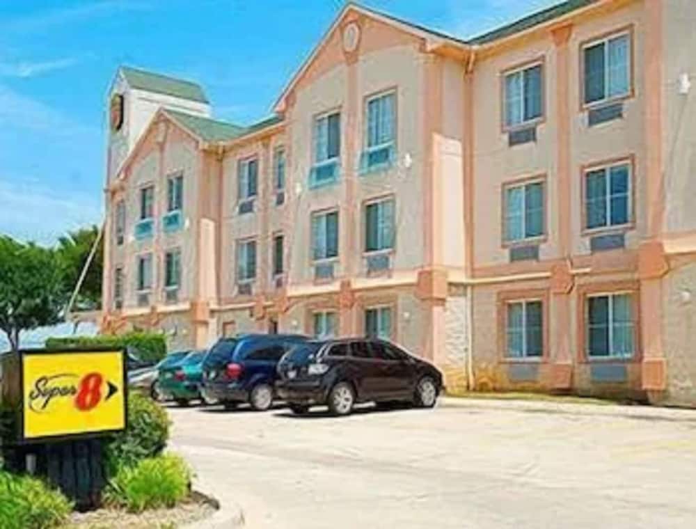 Super 8 by Wyndham Irving/DFW Apt/North 23/25