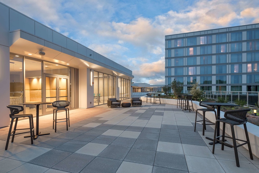 The Summit Hotel 55/62