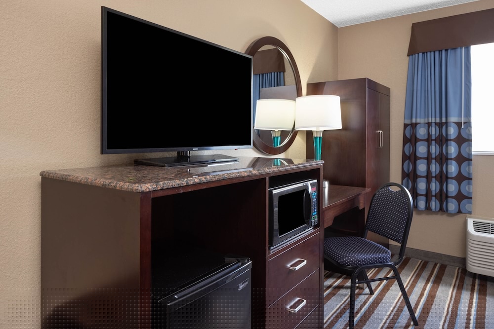 Super 8 by Wyndham Nyack NY 28/37