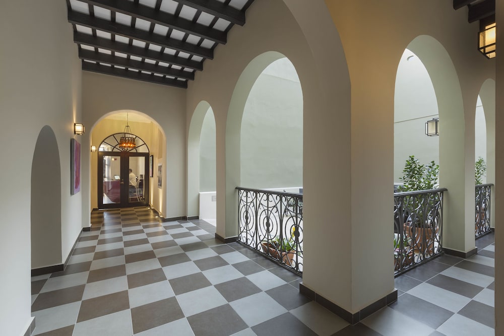 Decanter Hotel 7/47