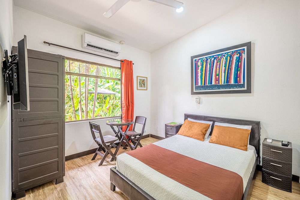 ROOM, DOUBLE BED