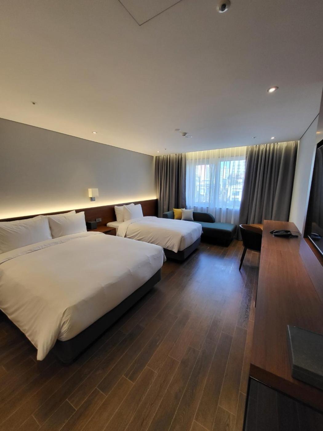 DELUXE, TWIN BEDS