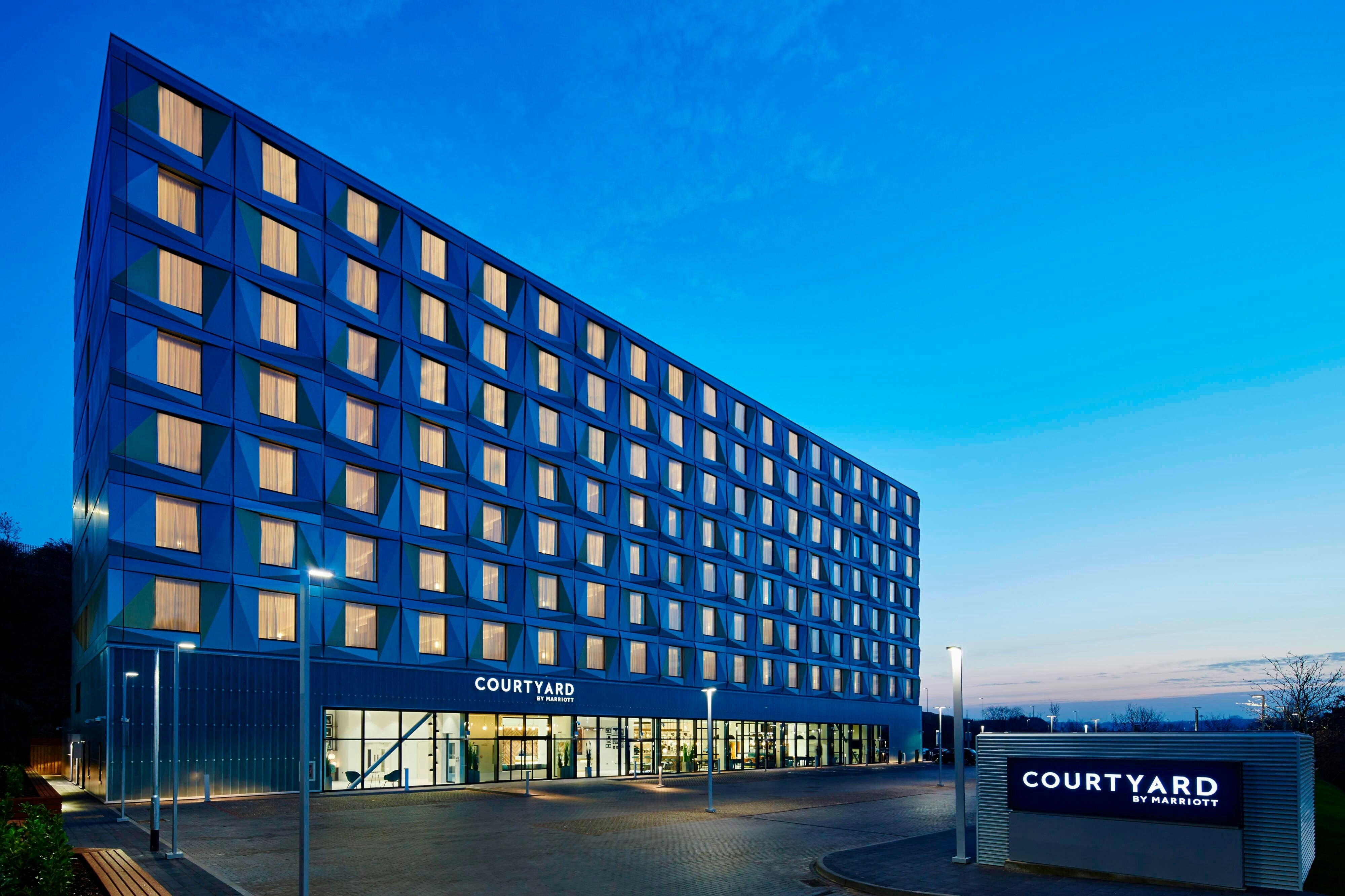 Courtyard by Marriott Luton Airport 3/57