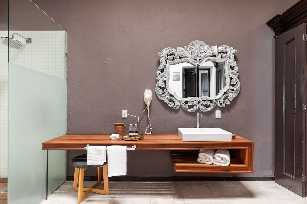 Meson de Santa Rosa Luxury Hotel 66/70