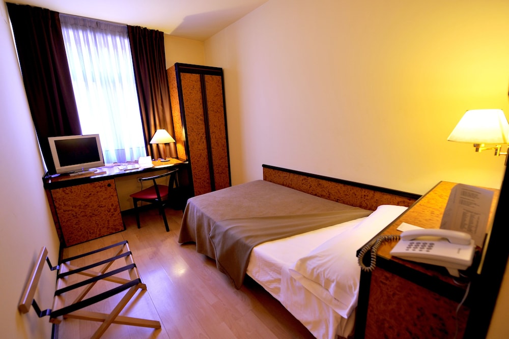 Glories Hotel 34/66