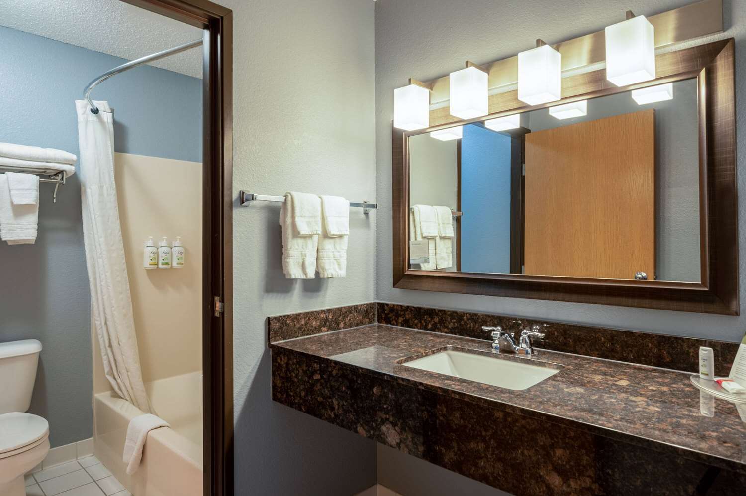 AmericInn by Wyndham Eau Claire 26/28