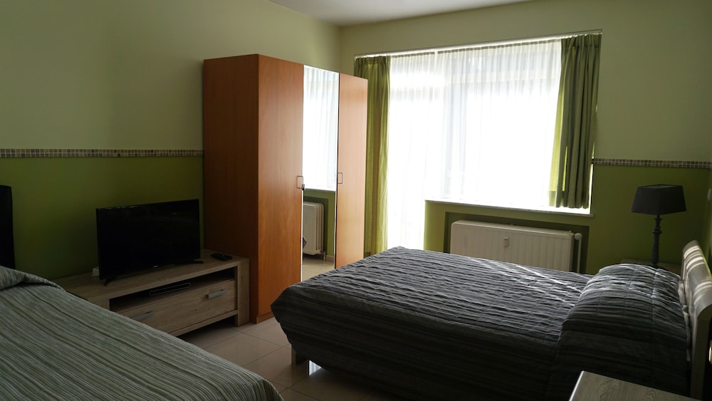 1 Bedroom, Deluxe, Family, Apartment, 2 Double and Twin Beds, Large