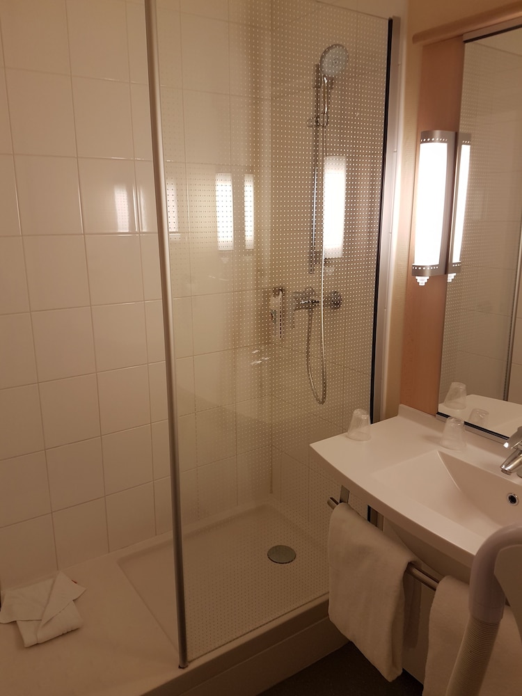 HOTEL IBIS Evry Courcouronnes 48/48
