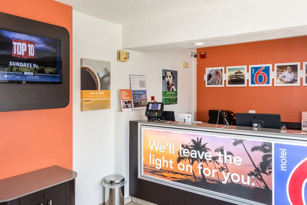Motel6 Bakersfield, CA - Convention Center 7/37