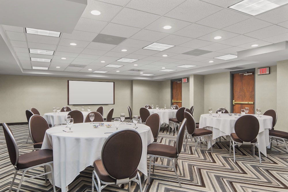 Crowne Plaza Hotel Greenville I 385 Roper Mtn Rd 64/77