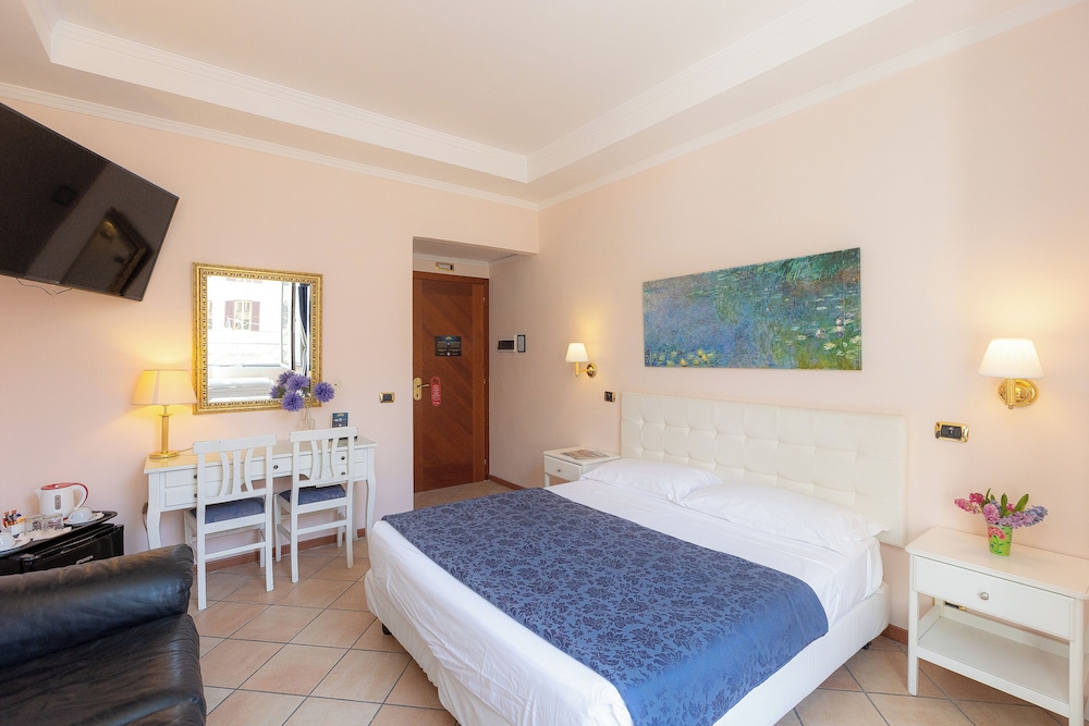 ROOM, DOUBLE OR TWIN BED