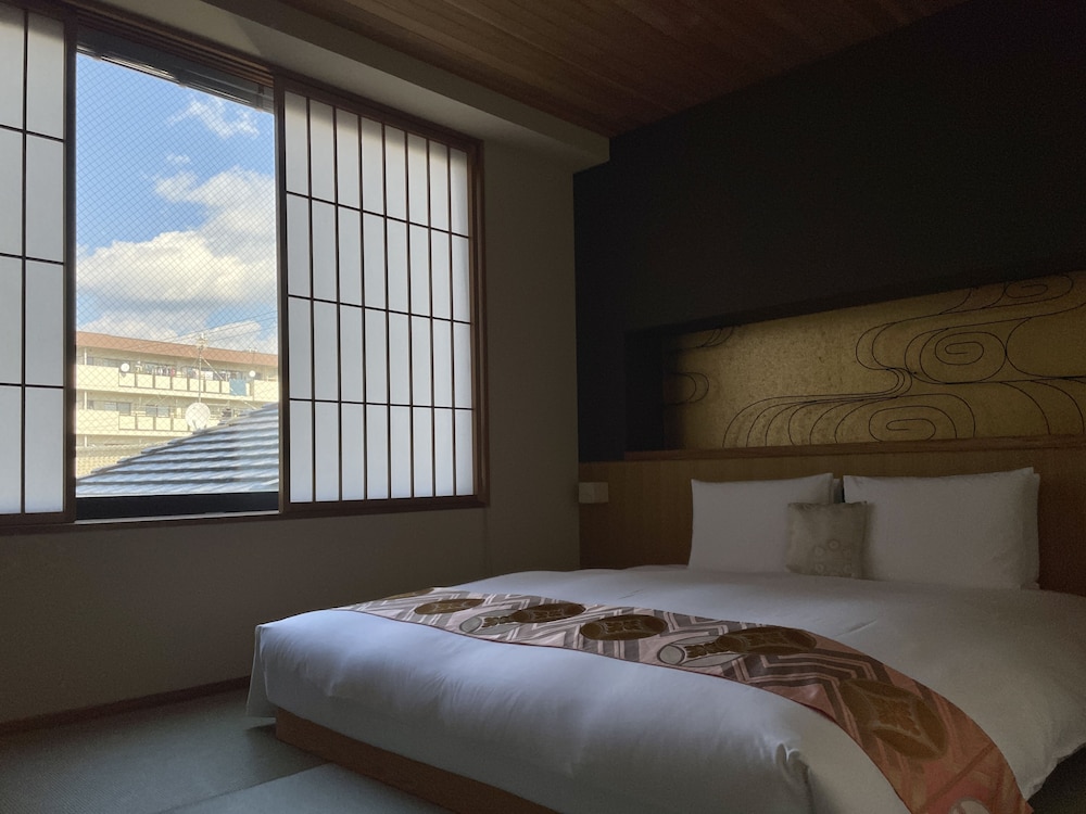 DELUXE, QUEEN BED