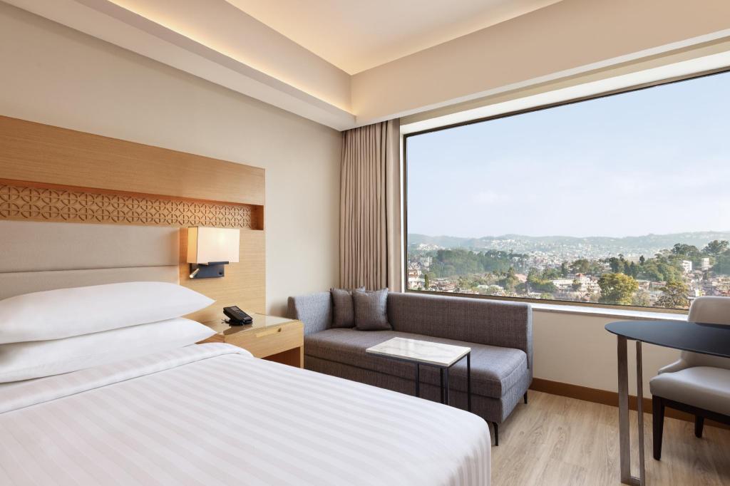 Guest Room, King Bed, Club Floor