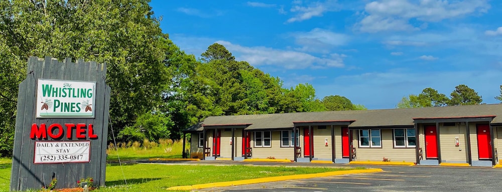 Whistling Pines Motel 29/31