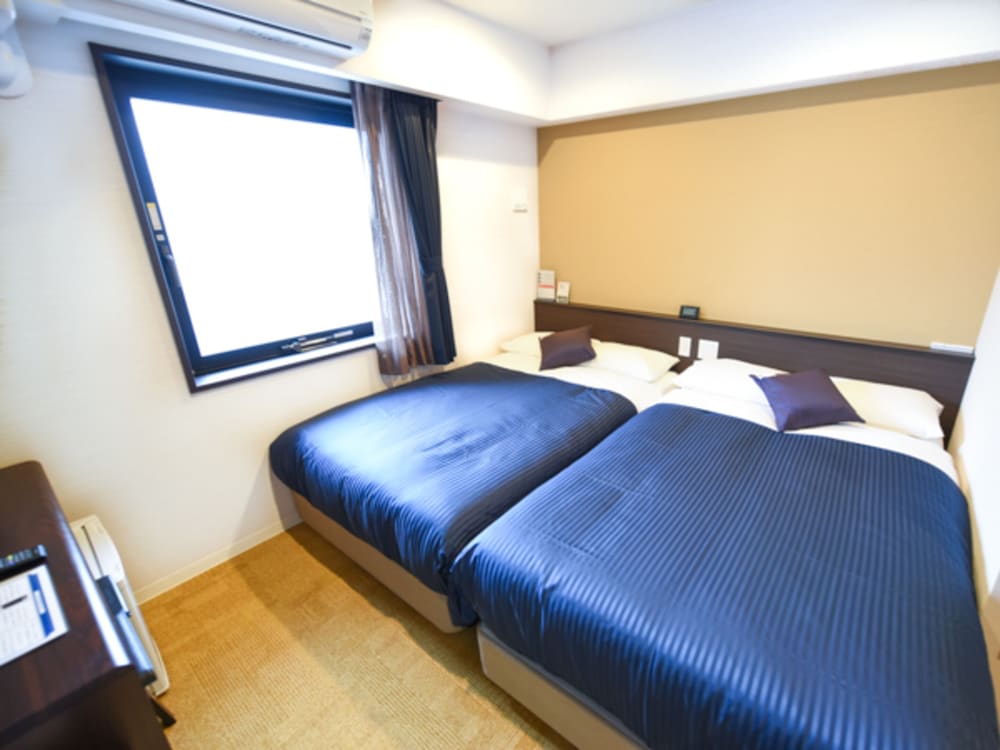 ROOM, TWIN BEDS