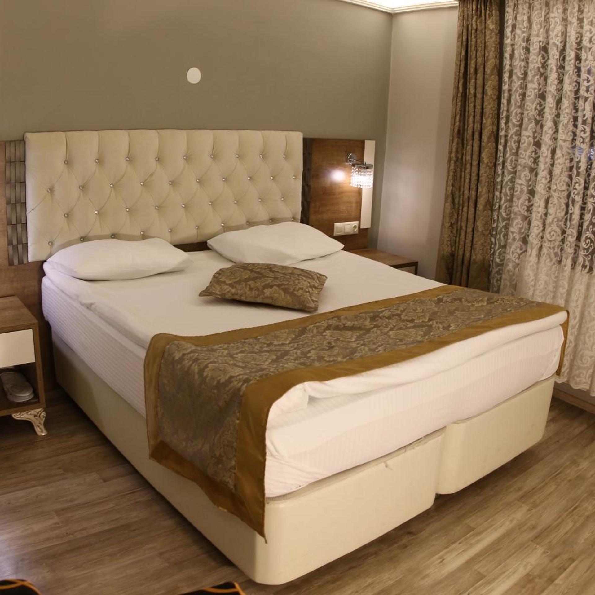 Deluxe, Double or Twin Bed