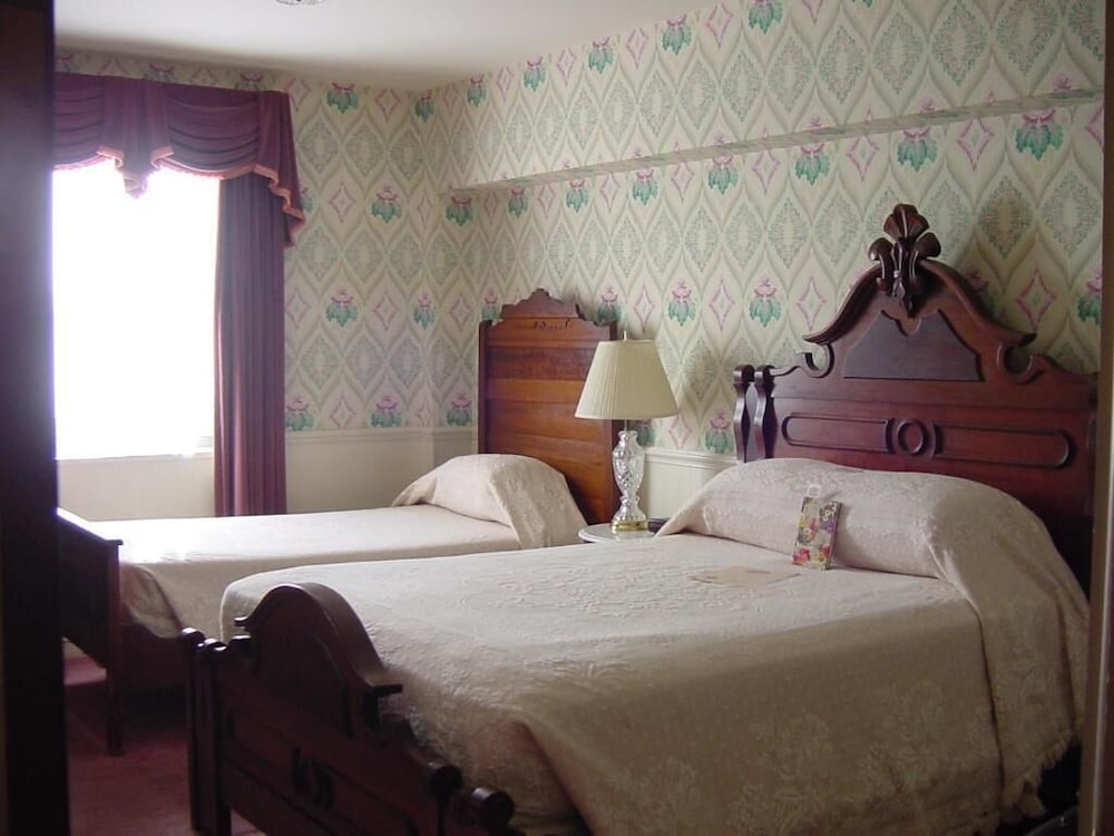 HISTORIC STRATER HOTEL 24/68