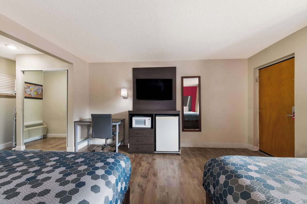 Econo Lodge Inn and Suites On The River 49/61