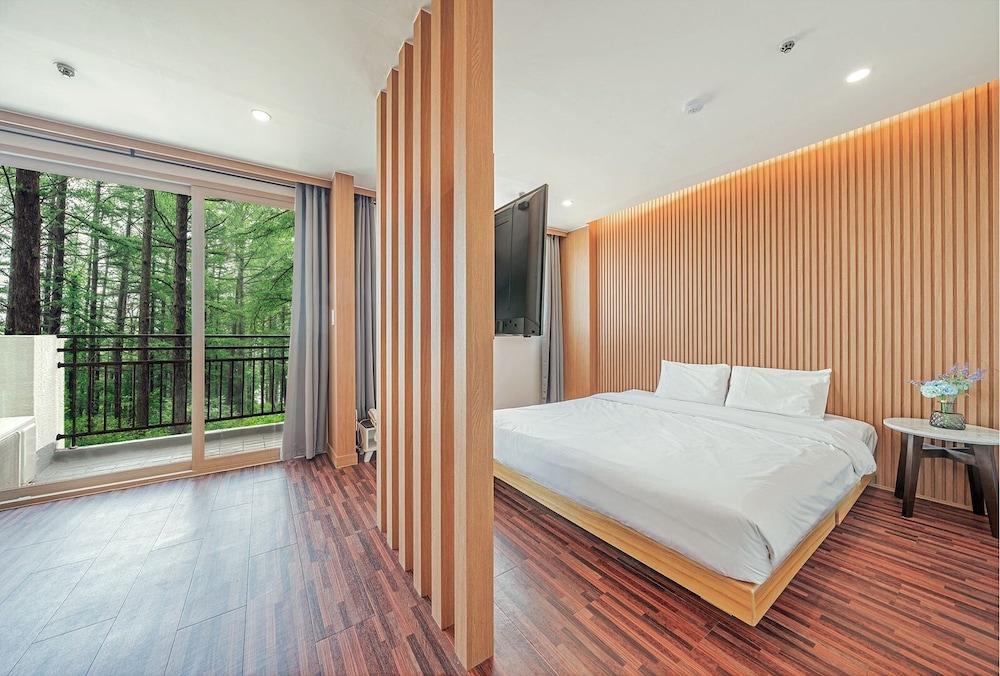 Condo, Standard, Forest View