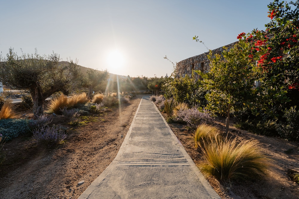 OLIVING MYKONOS LUXURY SUITES 45/50