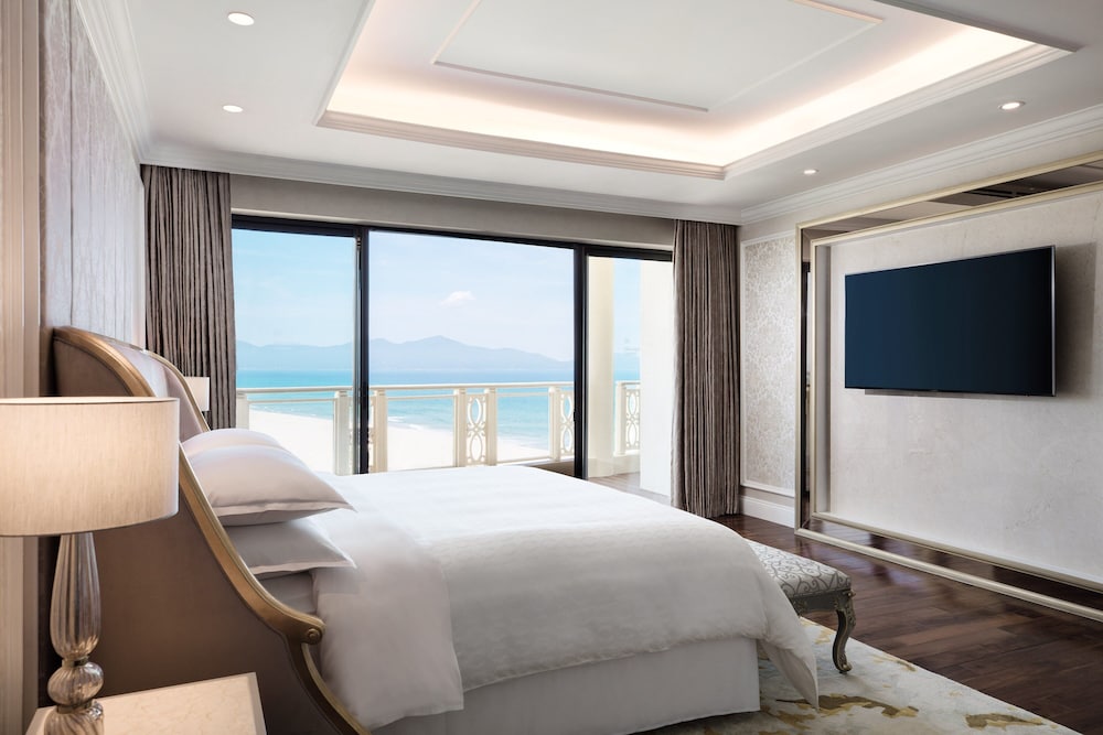 Sheraton Grand Danang Beach Resort and Spa 18/47