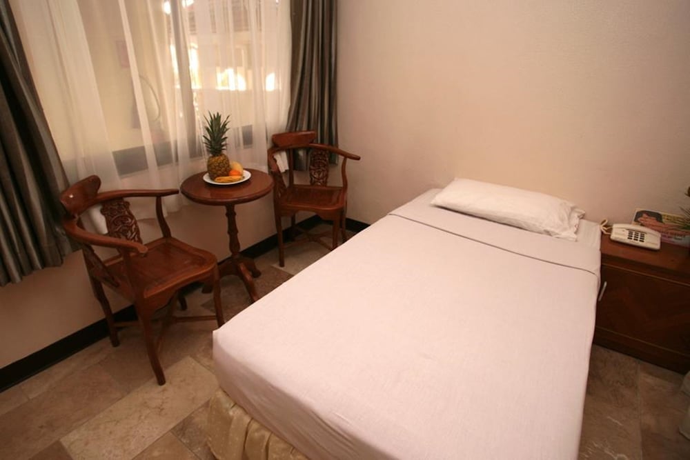 Suzuki Beach Hotel 8/23
