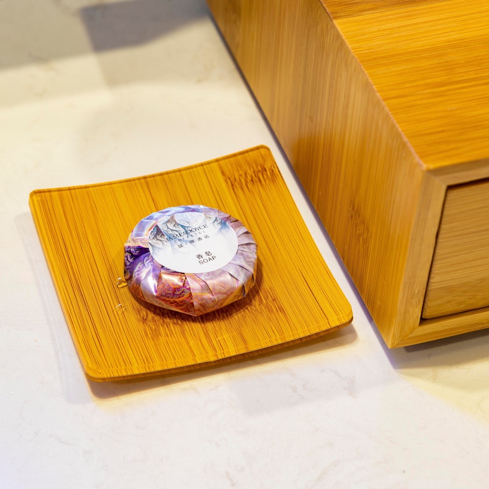 James Joyce Coffetel (Foshan Zhangcha Huanan Chuanggu) 76/100