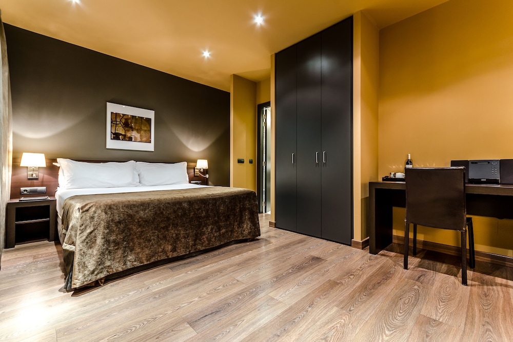 STANDARD, DOUBLE BED, INTERIOR VIEW