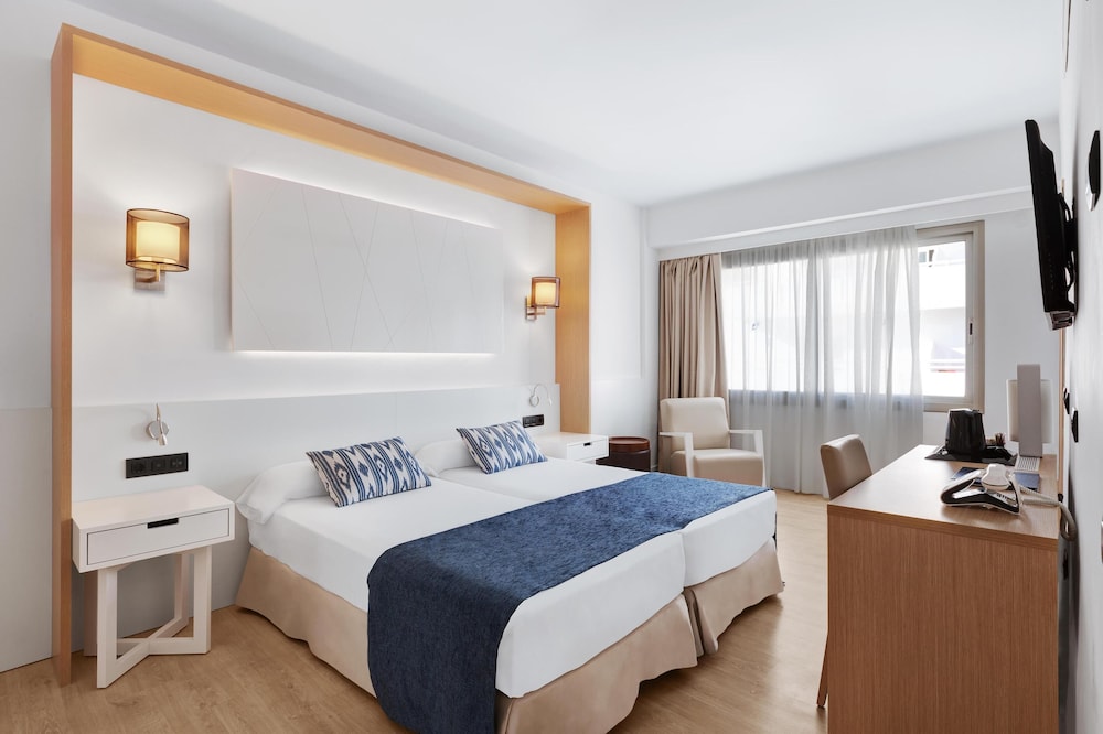 ROOM, DOUBLE BED