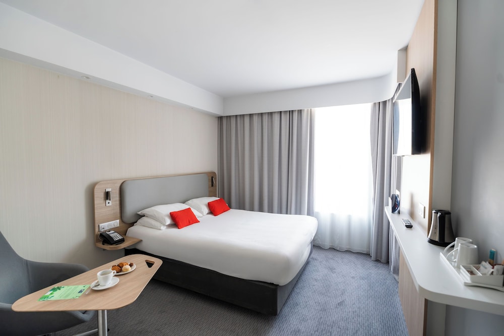 غرفة قياسية بسرير كوين بإطلالة على الجبل، Holiday Inn Express Nice - Grand Arenas 8/10