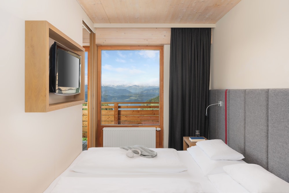 غرفة كومفورت عائلية بإطلالة على الجبل بشرفة، Falkensteiner Hotel Sonnenalpe 2/4