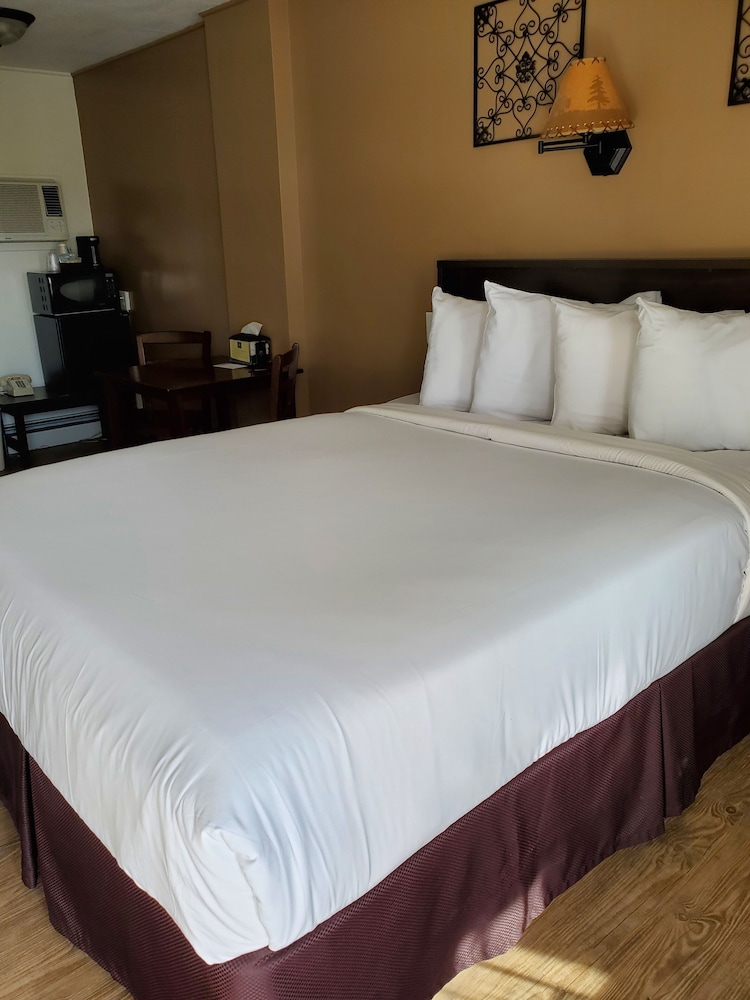 Sunset Lodge Escanaba 13/32