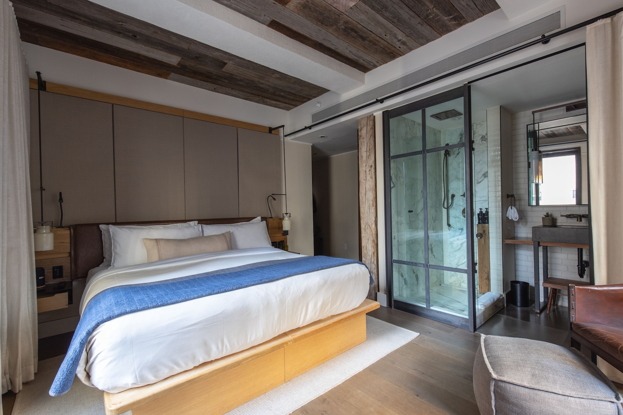 ROOM, KING BED, CITY VIEW