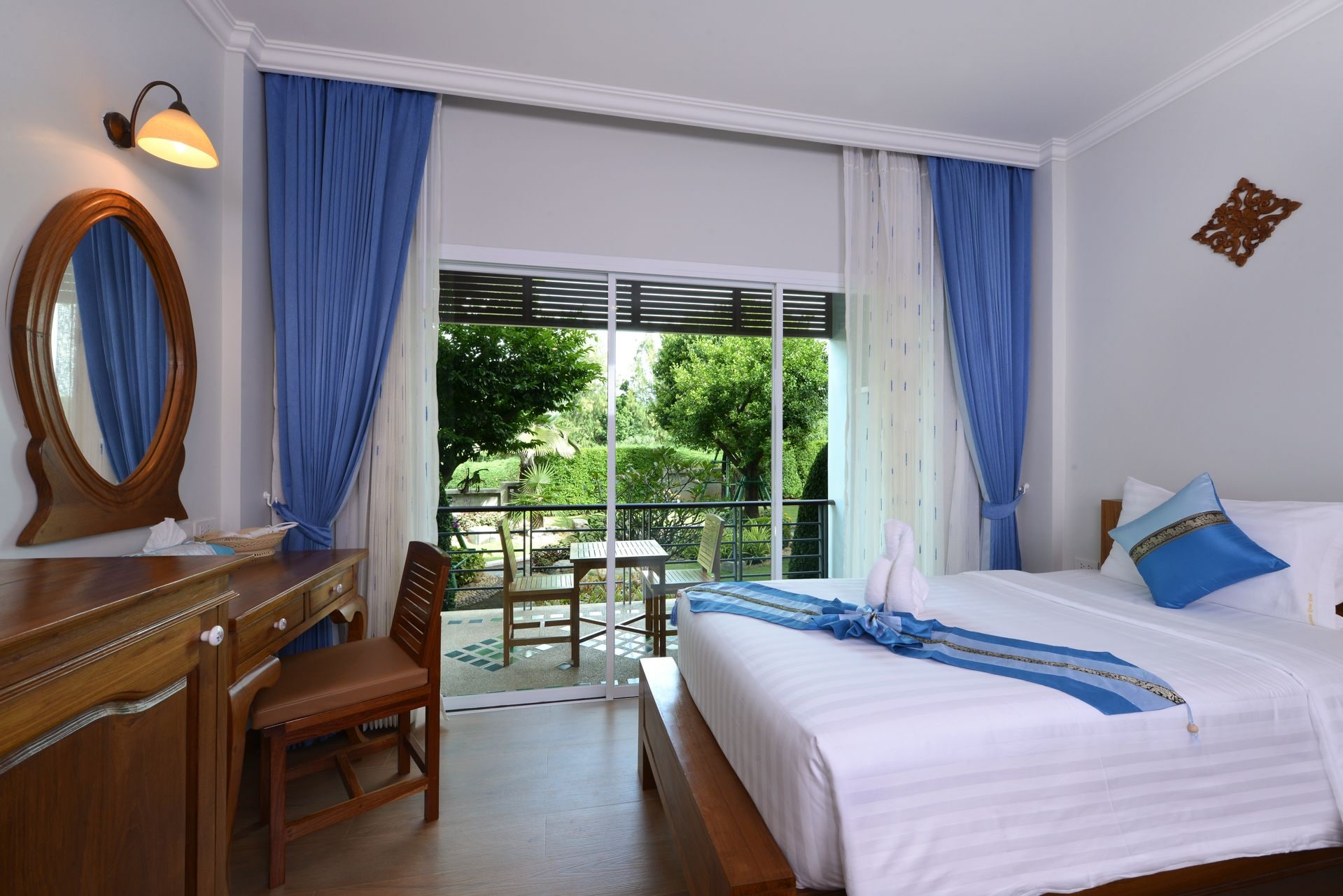 DELUXE, DOUBLE BED