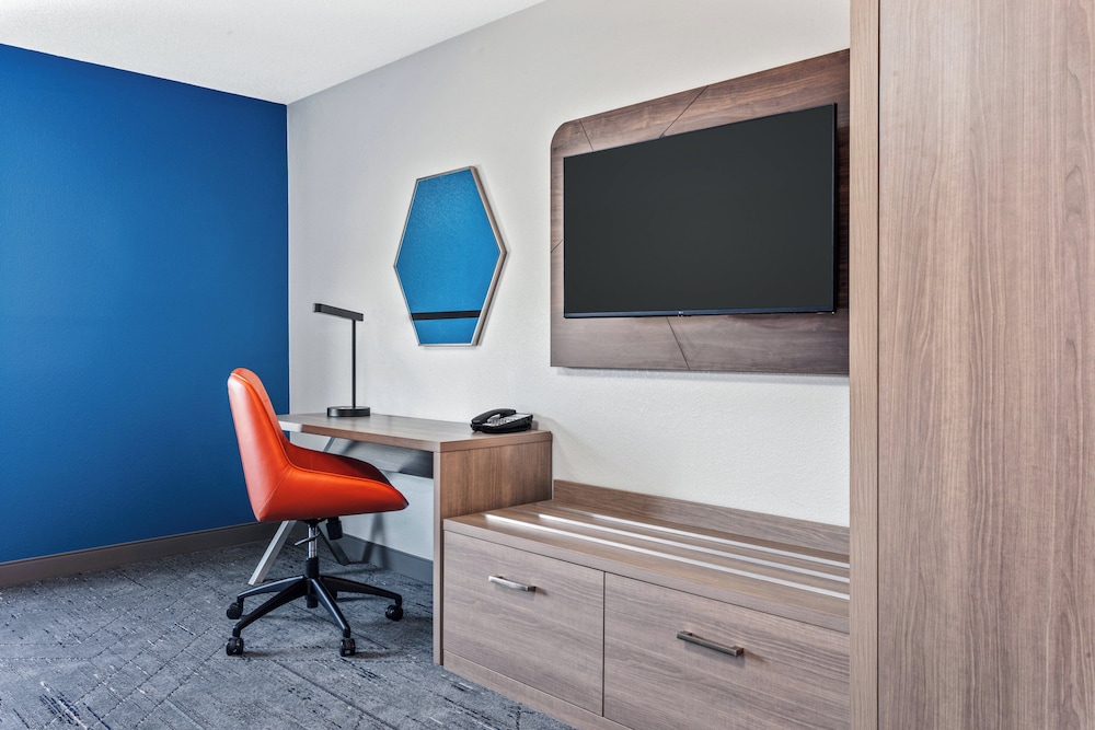 Holiday Inn Express Hotel Suites Chicago Algonquin 66/75