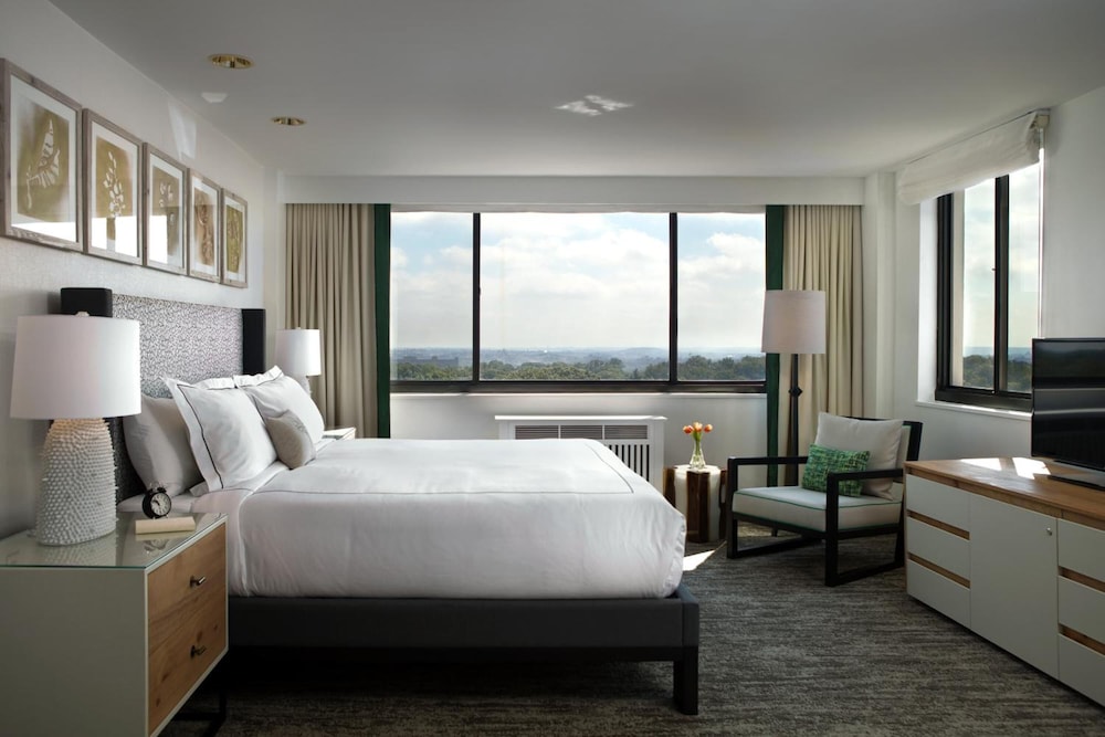 CLUB, GLOVER, KING BED