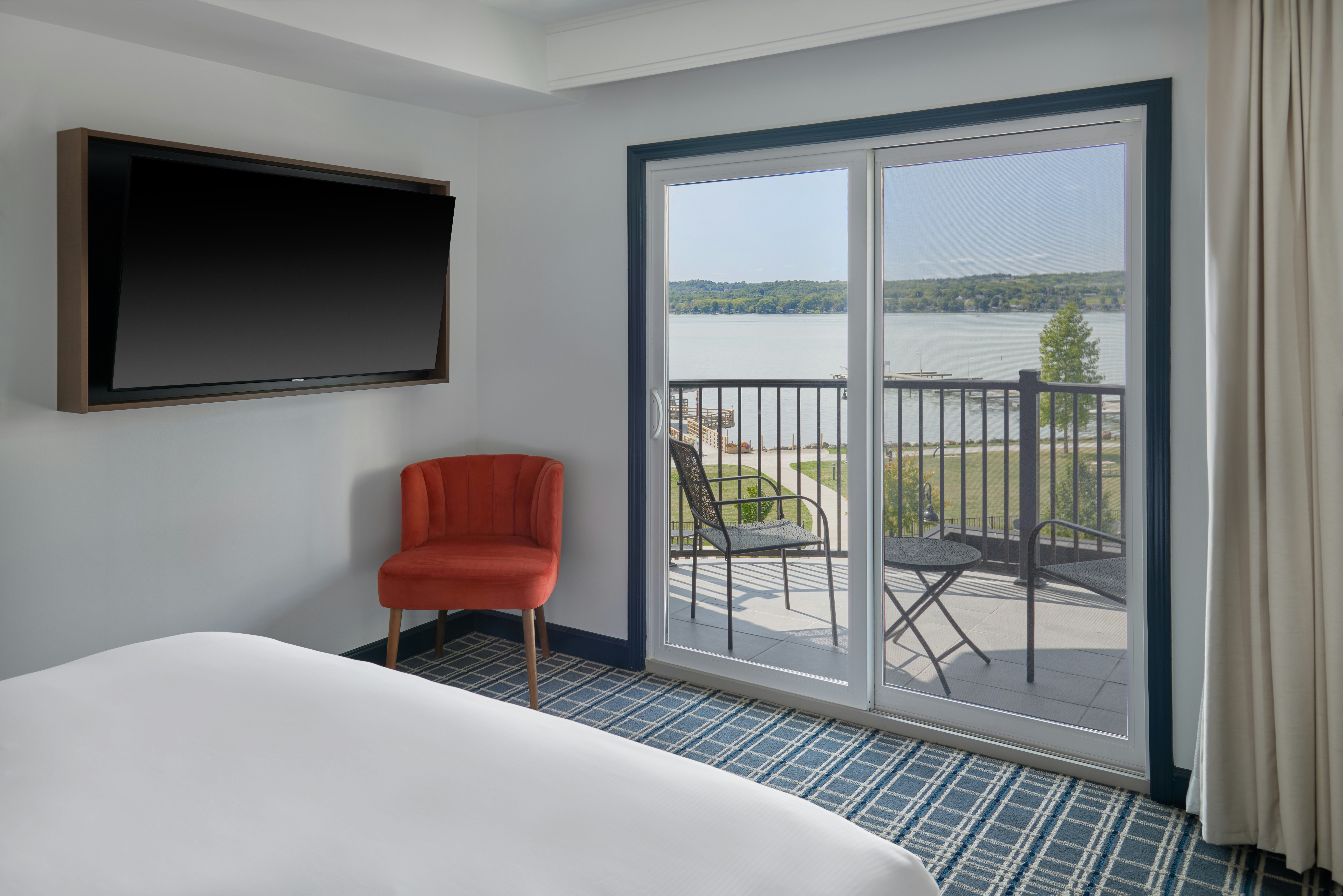 استوديو بسرير كينج بإطلالة على البحيرة، Hotel Canandaigua, Tapestry Collection by Hilton 2/4