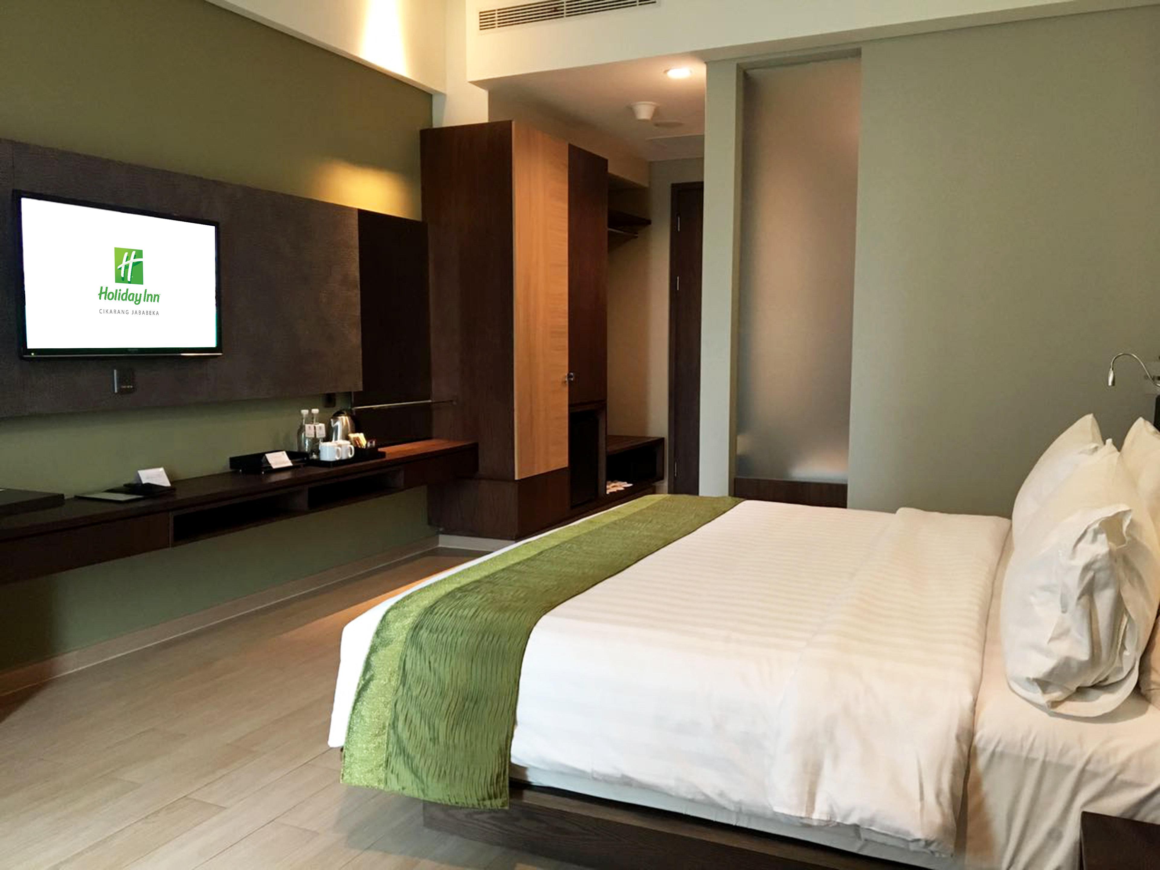 Standard, King Bed, Pool View, Bathtub, Smoking, Holiday Inn Cikarang Jababeka 4/4