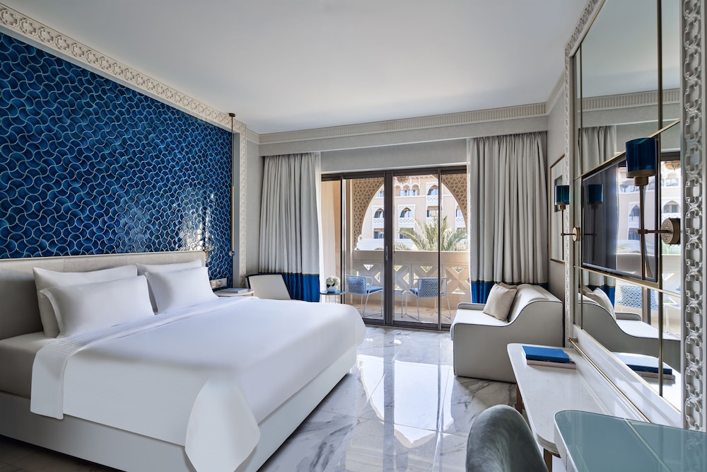 DELUXE, KING BED, GARDEN VIEW