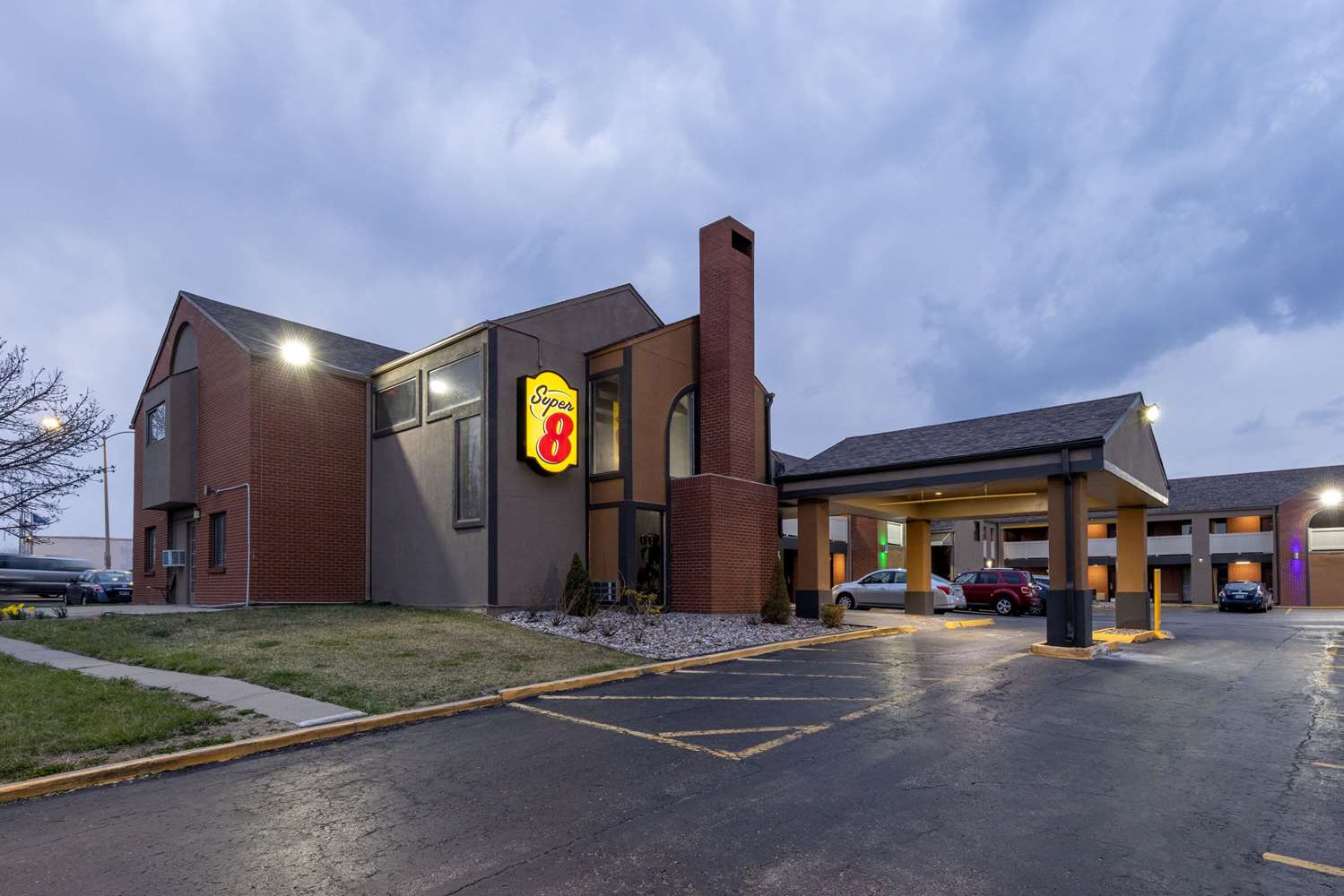 Super 8 By Wyndham Kansas City Airport 10/19