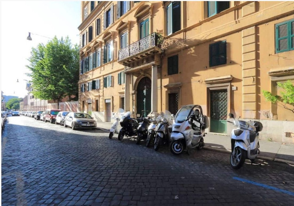 Charming flat near Colosseum 8/9